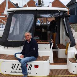 Der Kaptain chillt und liest einen Schweden Krimi. Es ist kalt wie man am Pullover sieht.