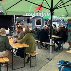 In fast allen Hafenstädten gibt es das ganze Jahr über kleine Open Air Konzerte. 3 Stunden lang.