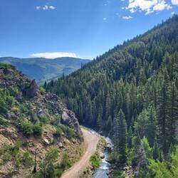 Ein besonders schöner Abschnitt: die Abfahrt nach dem Lynx Pass zum Stagecoach Lake Statepark