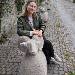 Nadja auf einer Geissbockstrassenblockade