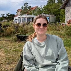 Nadja auf dem Autofriedhof