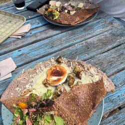 Die besagten Crêpes auf dem Autofriedhof