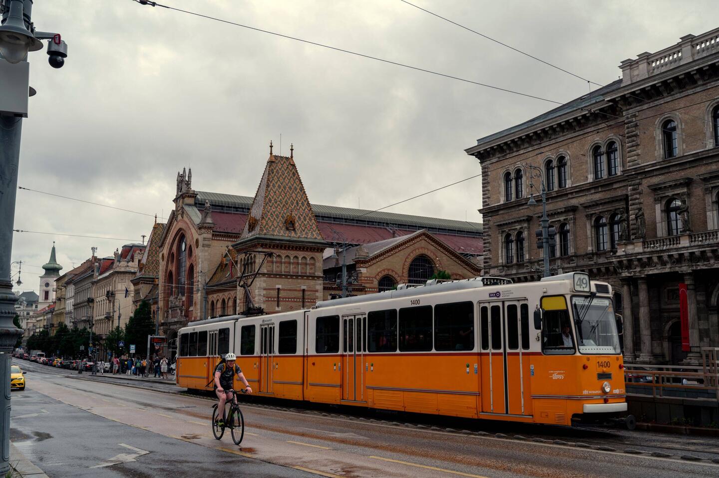 Tram Linie 49 vor der Markthalle