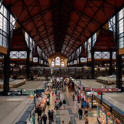 Blick von der obersten Etage auf das Treiben in der Markthalle
