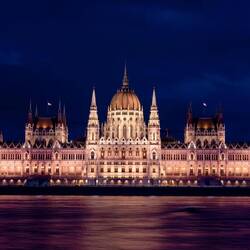 Blick auf das angeleuchtete Parlamentsgebäude vom Stadtteil "Buda"