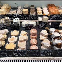 Typisch Frankreich: große Käseauswahl