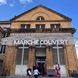 U-förmiger Grundriss: Markthalle Metz