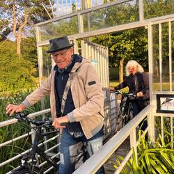 Ute und Frank kommen mit dem Rad