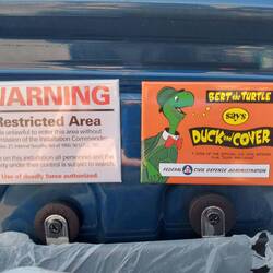 Ich hab es bei Magnetschildern belassen. Googelt mal nach Bert the Turtle Duck and Cover 🫣
