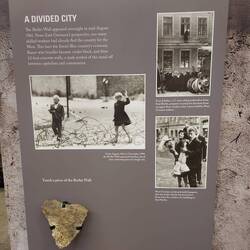 In US Köpfen Kalter Krieg = Berlin, hier sogar ein Stück Mauer.