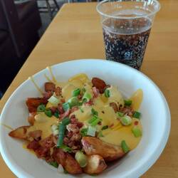 Im NP Visitor Center für vertrocknete Kartoffelschnitz, Cheesesoße und Bacon 20 Dollar.