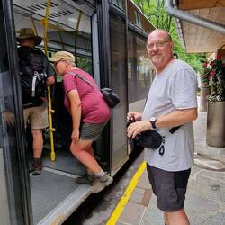Auffahrt Teil 1 zur Staumauer mit dem Bus