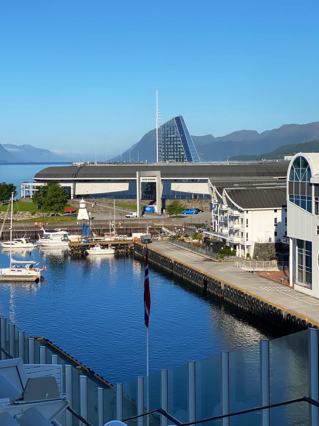 Am Anleger in Molde mit dem Aker Stadion
