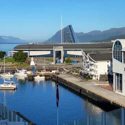 Am Anleger in Molde mit dem Aker Stadion