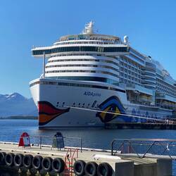 Unser Schiff an der Uferpromenade