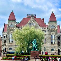 Der Dichter Aleksis Kivi, im Hintergrund das Nationaltheater