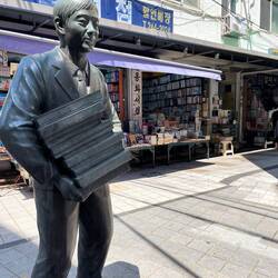 Bosu Dong book street