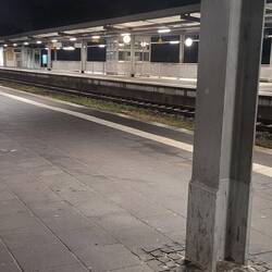 Bahnsteig leer in der Halle wird geschlafen