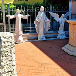 Als er een hoofdstad moet bestaan van postuurkes en tuinornamenten. Dan wel hier.