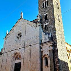 Een vroegchristelijke kerk in Sarzana. Er bestonden nog geen kruisgewelven en het plafond is recht.