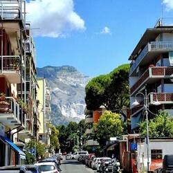 Midden de stad. Op de achtergrond de marmergroeves.