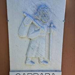 Zelfs het pelgrimmannetje werd uitgehouwen in wit marmer.