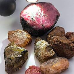 Ergebnis v. 2 Stunden graben. Saphir, Rubin, Turmalin u. Granat. Das ganze x 9.