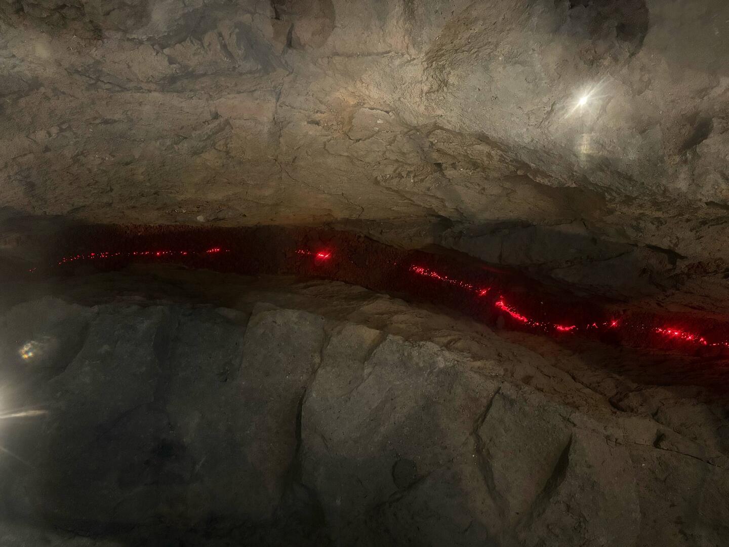 Erdspalte, die roten LED sollen Lava darstellen