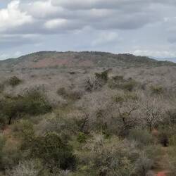 Gerevi Hills und Usambara Mountains im Hintergrund. Vom Hoteldach gefilmt
