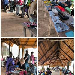 Bezahlung der Arbeiter und Geschenke auf dem Tisch, die verlost werden.