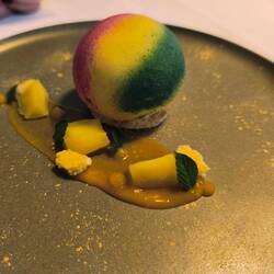 Weiße Schokomousse mit Mangokern