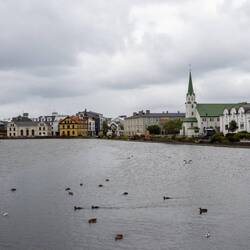Stadtsee Tjörnin mit Rathaus