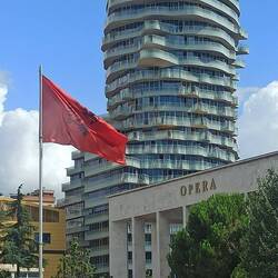 Skanderbeg-Platz mit Oper