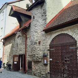 Und hinter der Stadtmauer ist die unscheinbare Ukrainische Kirche