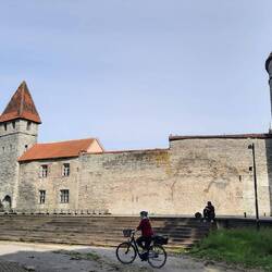 Hinter der Stadtmauer "zipfelt" die Olafskirche