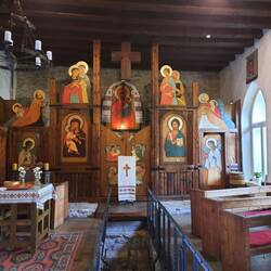 Ukrainisch Griechisch Katholisch ... So nennt sich diese Kirche ... hat auch eine Ikonostas !!!