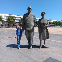 Charles mit Frau und einem Zwerg