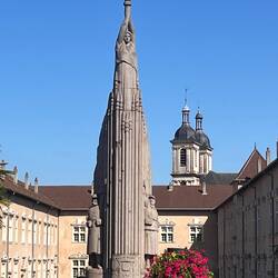 WW1-Denkmal mit der frz. Marianne, im Hintergrund die Türme der Abtei