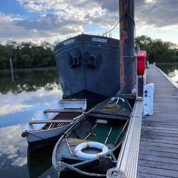 Groß und Klein im Hafen