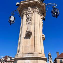 Der Brunnen steht mitten auf dem Place Duroc