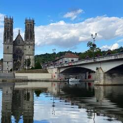 Église Saint-Martin de Pont-à-Mousson (1335) und Pont Gelot (Wiederaufbau 1949)