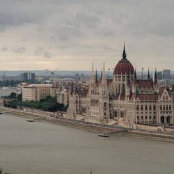Blick vom Palastberg auf das Parlament