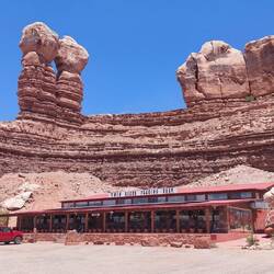 Bluff Trading Post mit den Twin Rocks