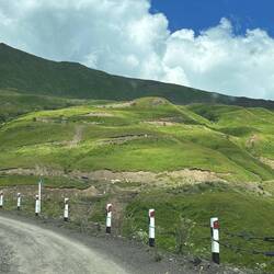 Endlose Kurven, Schotter und viele Schlaglöcher