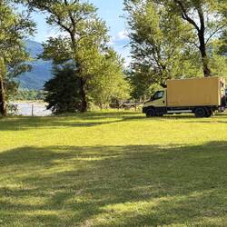 Ein schöner Platz am Fluss. Hier treffe ich andy, den Weltenbummler mit seinem iveco.