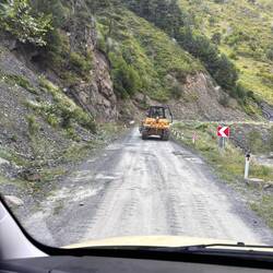 circa ein Dutzend Baumaschinen sind auf den 40 km Piste aktiv