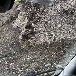 Der Rest einer Lawine am Strassenrand