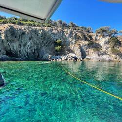 Mit Landleinen fixiert