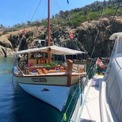 Touriboot in Not - Leine im Propeller