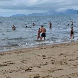 Baden im abgesperrten Strandbereich - Schutz vor Quallen und Krokodile